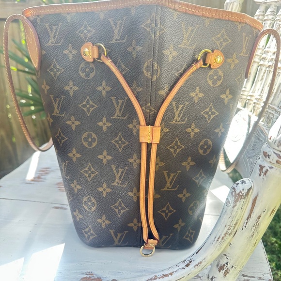 LOUIS VUITTON Neverfull MM Monogram Canvas Tote - Picture 6 of 15